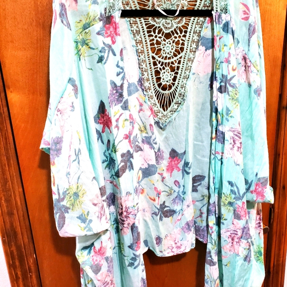 NWOT Gorgeous Lace Floral Cover Up
